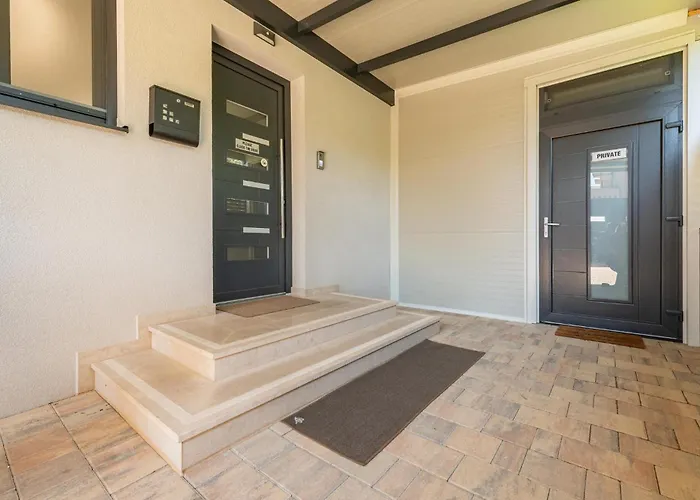 Апартаменты 3 Bedroom Awesome In *